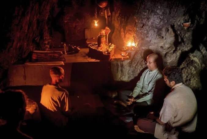 Exploración de cuevas antiguas en Rishikesh