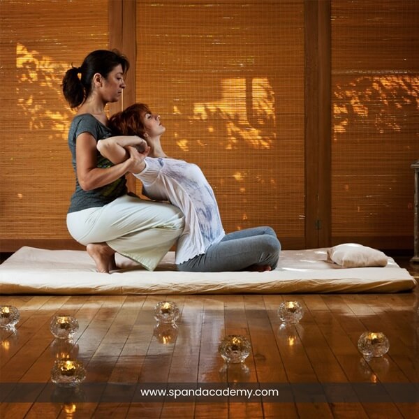 Práctica de yoga restaurativo en Rishikesh