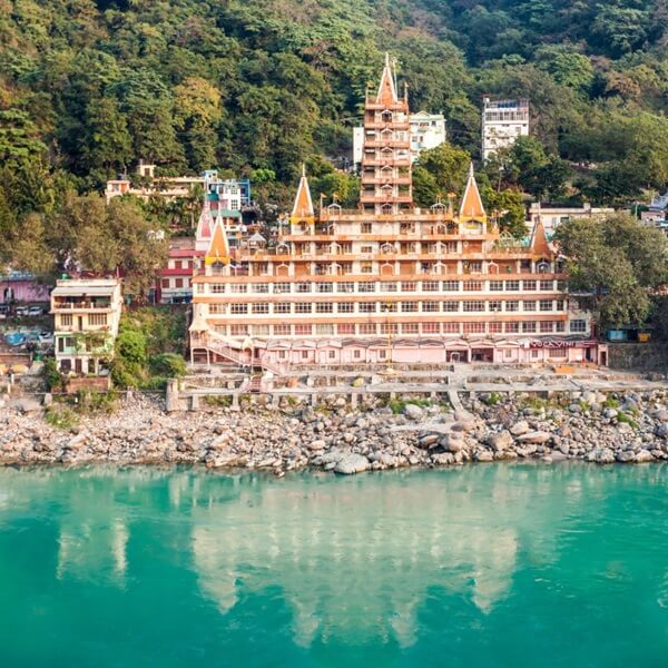 Vista exterior del templo en Rishikesh a orillas del río Ganges